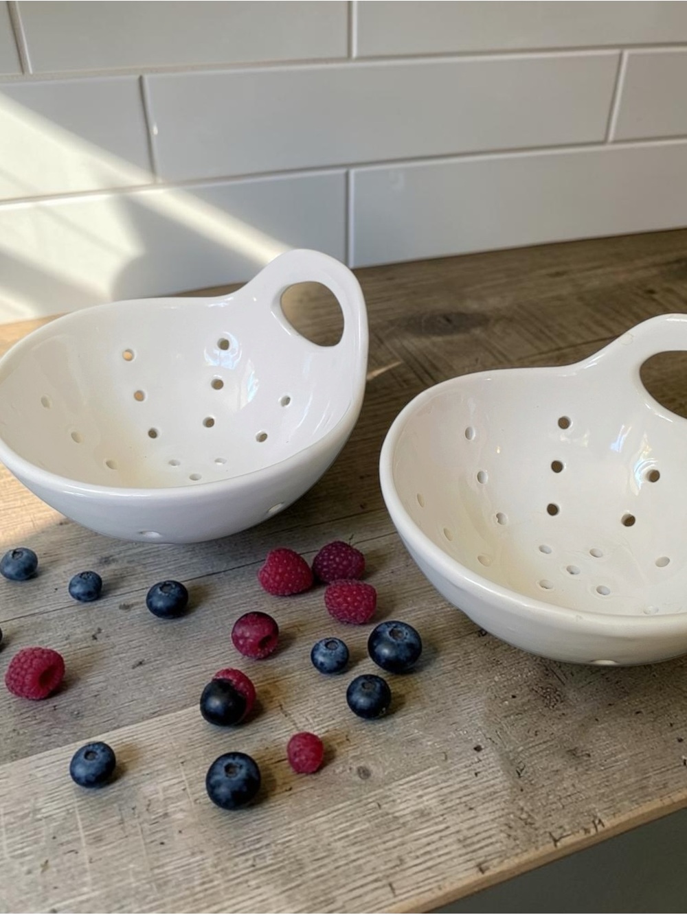 WHITE CERAMIC BERRY BOWL STRAINERS COLANDERS WITH HANDLES